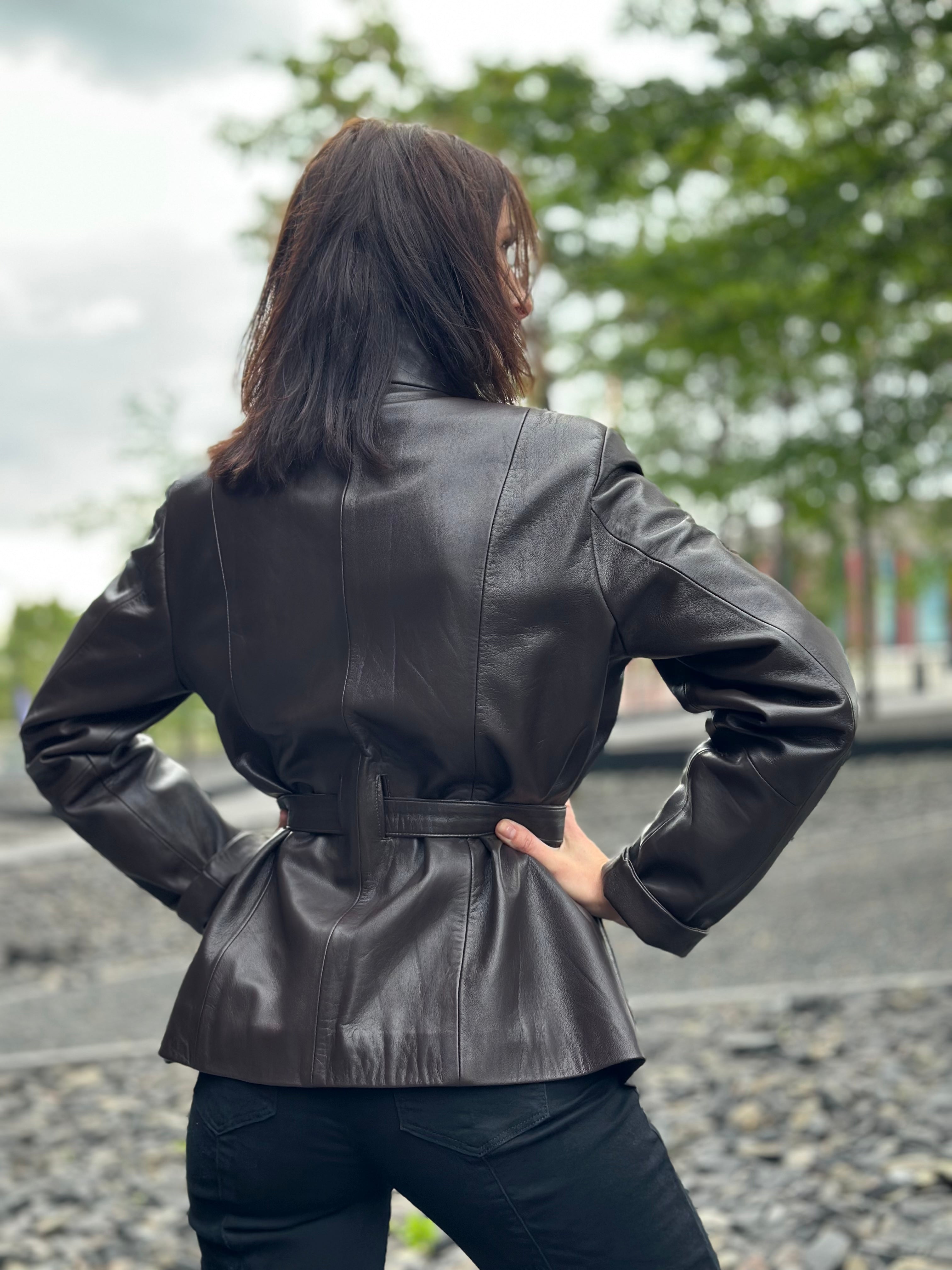 Wydłużona kurtka z paskiem