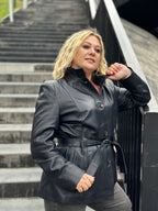 Wydłużona kurtka z paskiem