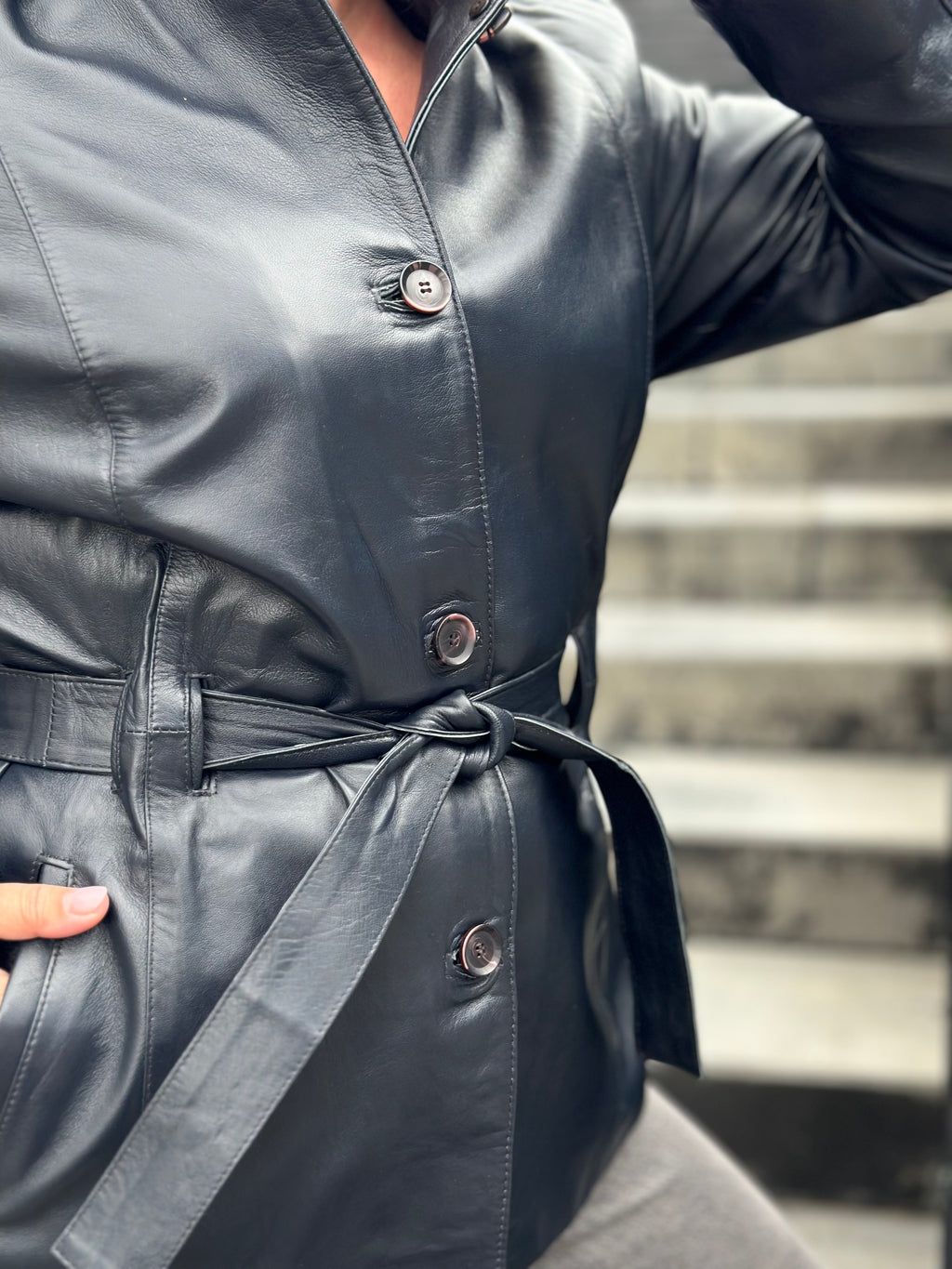 Wydłużona kurtka z paskiem