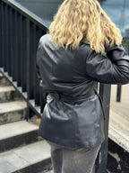 Wydłużona kurtka z paskiem