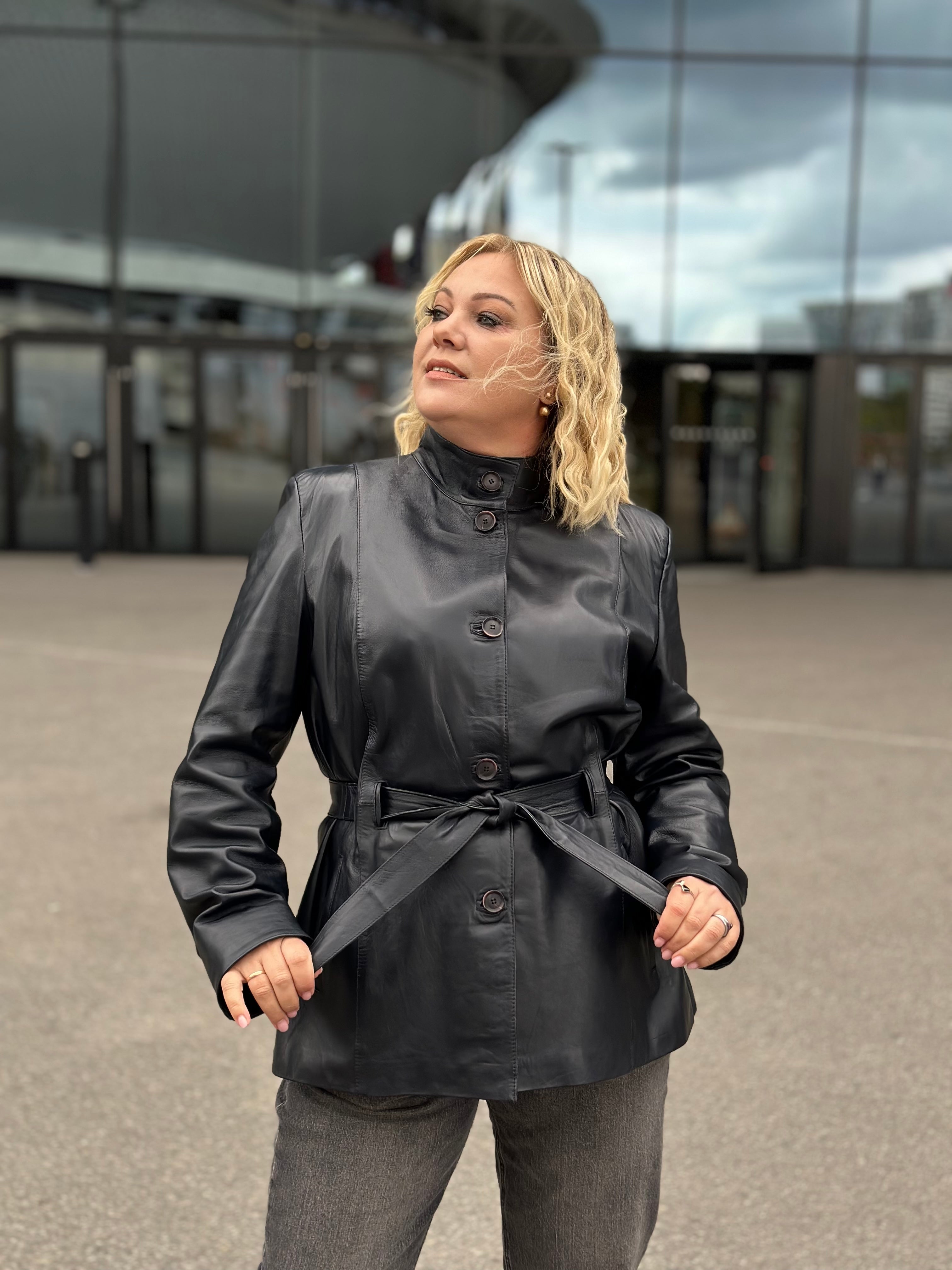 Wydłużona kurtka z paskiem