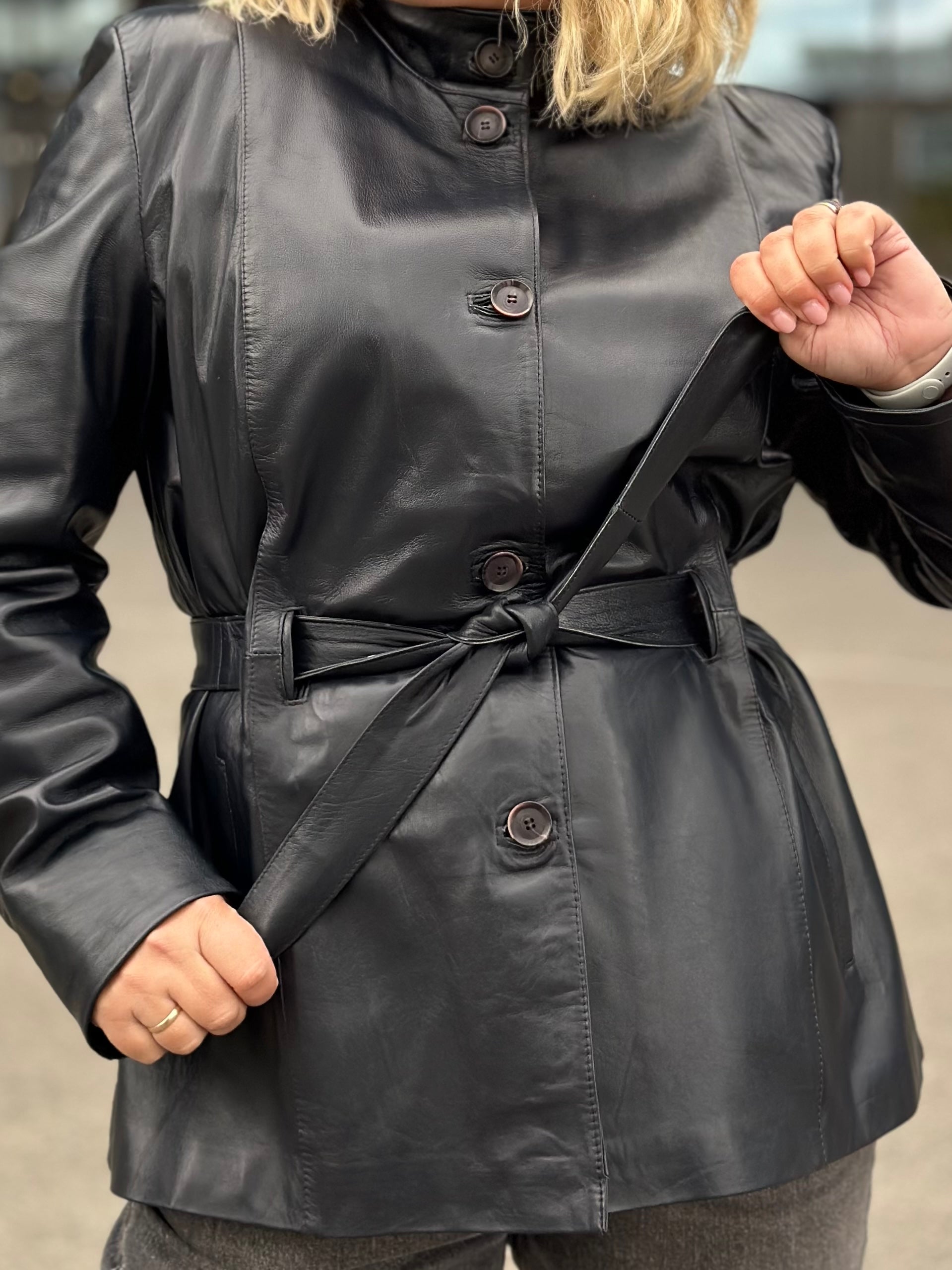 Wydłużona kurtka z paskiem