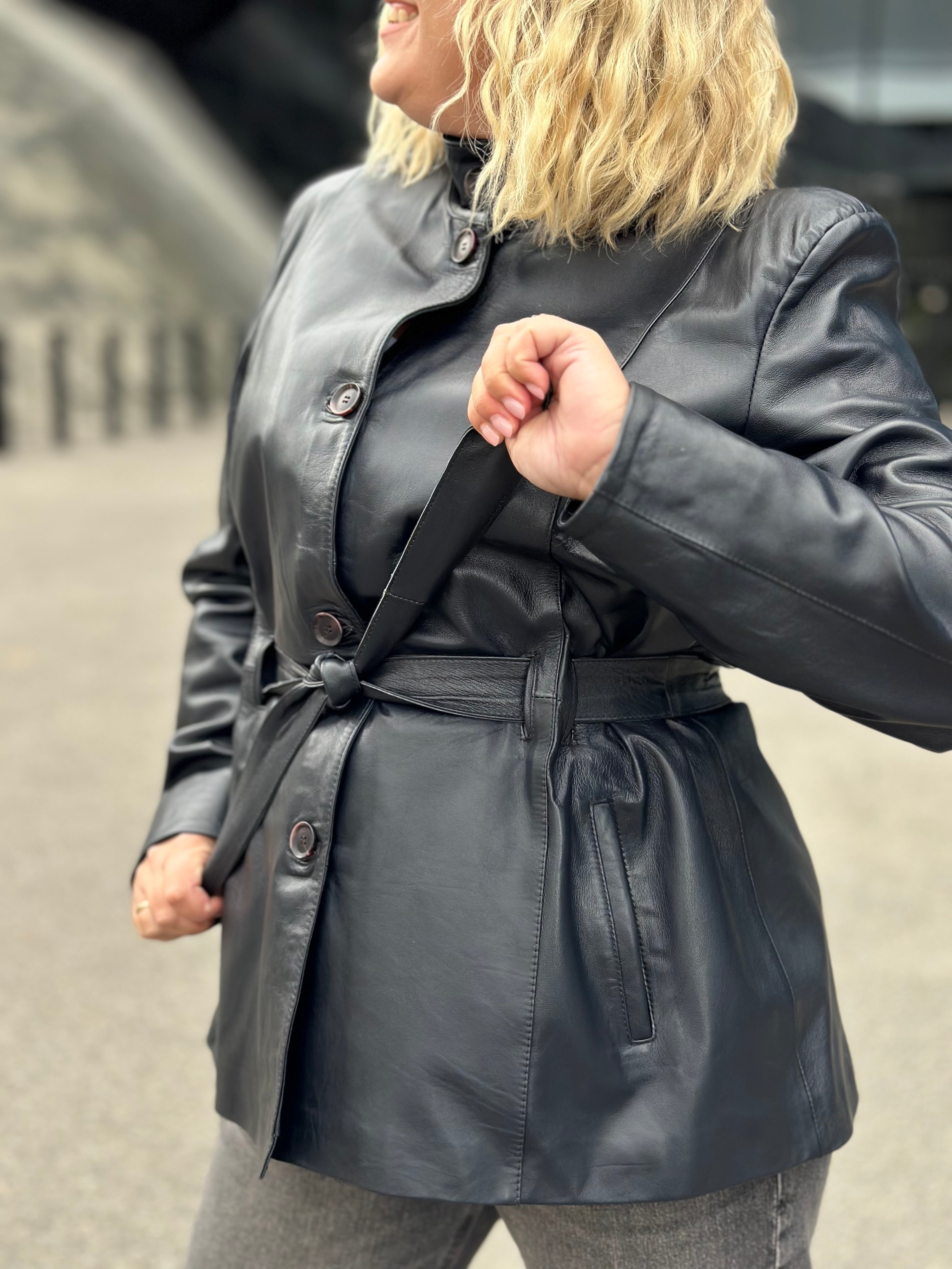 Wydłużona kurtka z paskiem