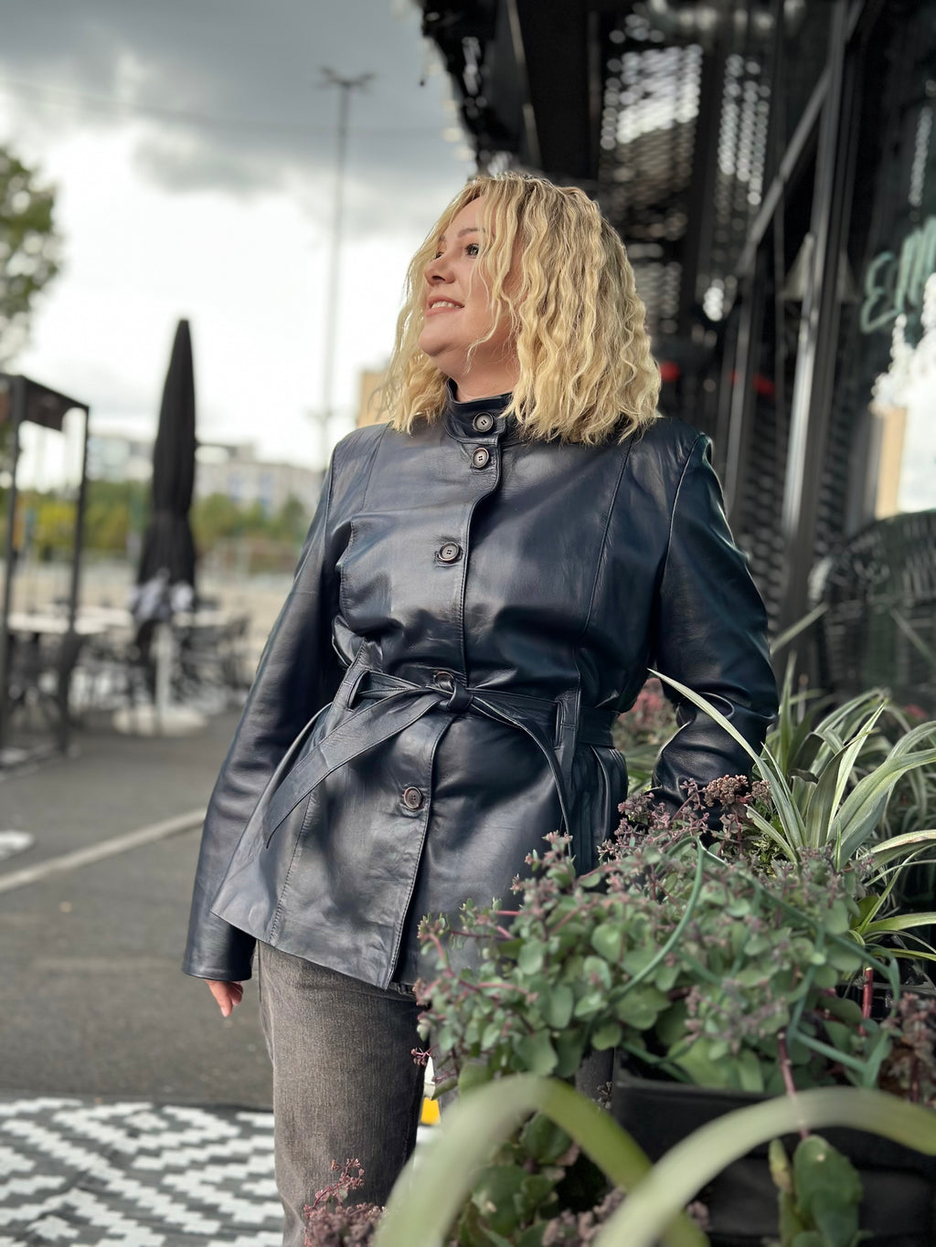 Wydłużona kurtka z paskiem