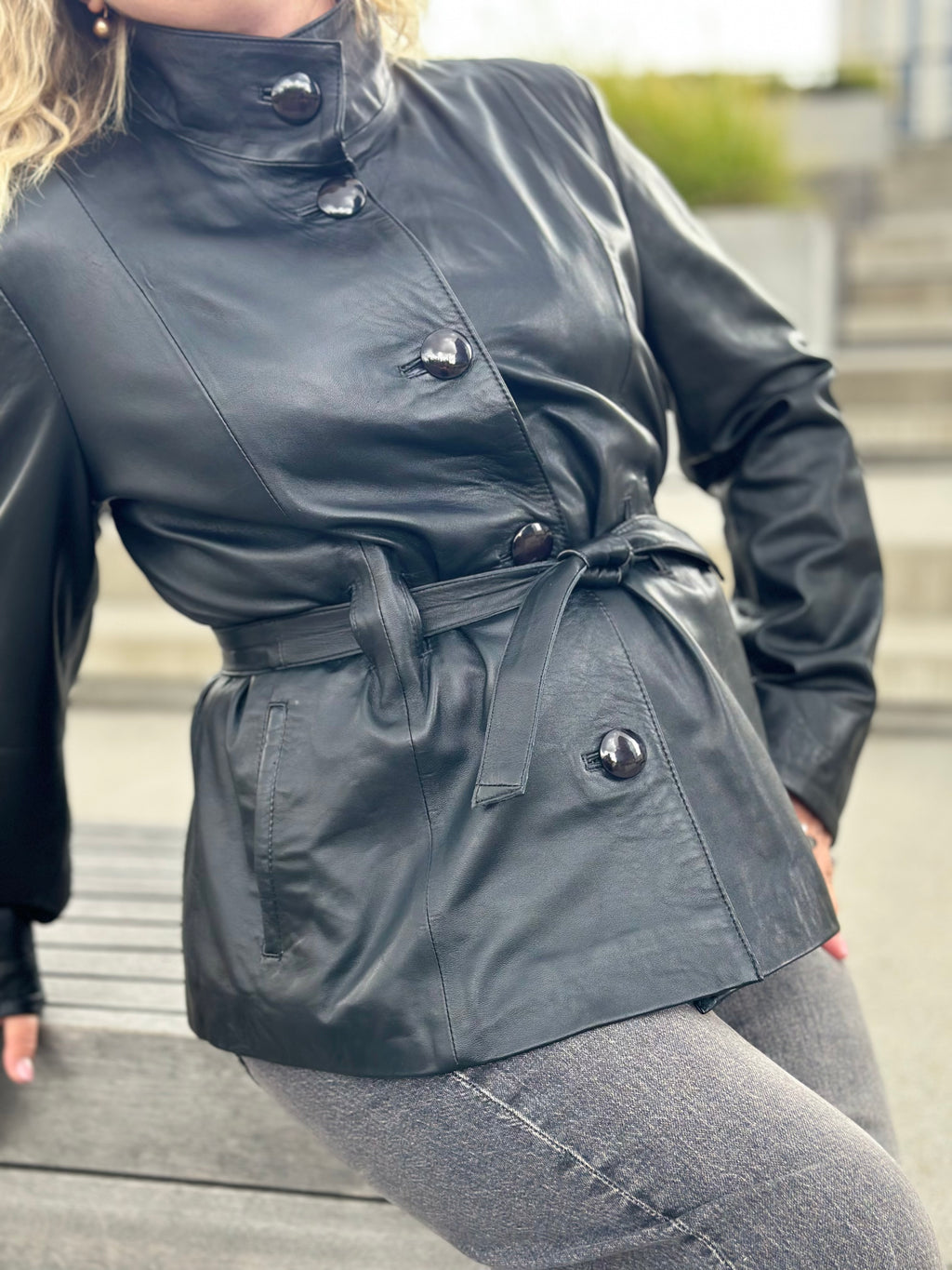 Wydłużona kurtka z paskiem z gładkiej