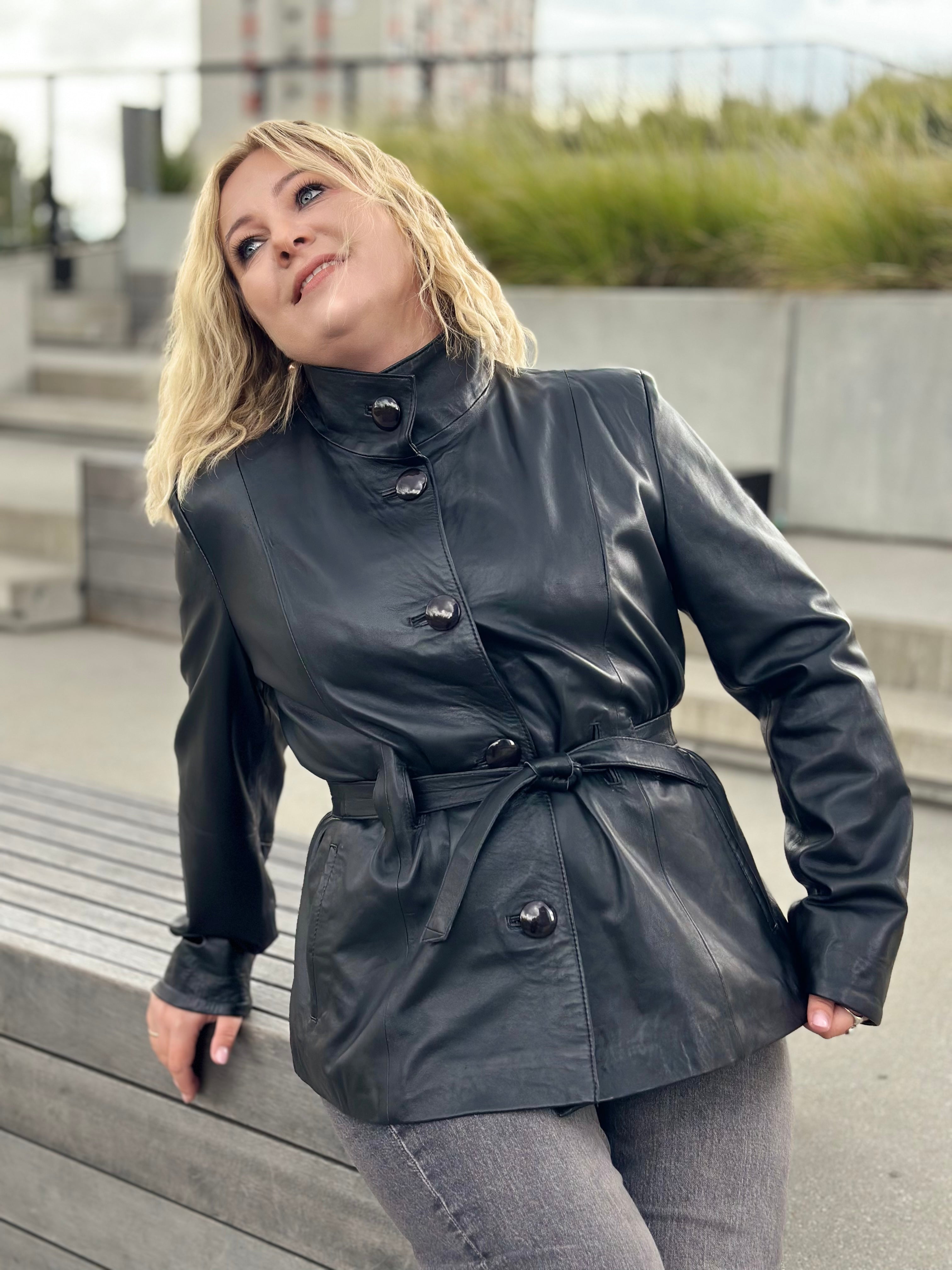 Wydłużona kurtka z paskiem z gładkiej