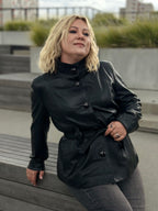 Wydłużona kurtka z paskiem z gładkiej