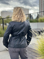 Wydłużona kurtka z paskiem z gładkiej