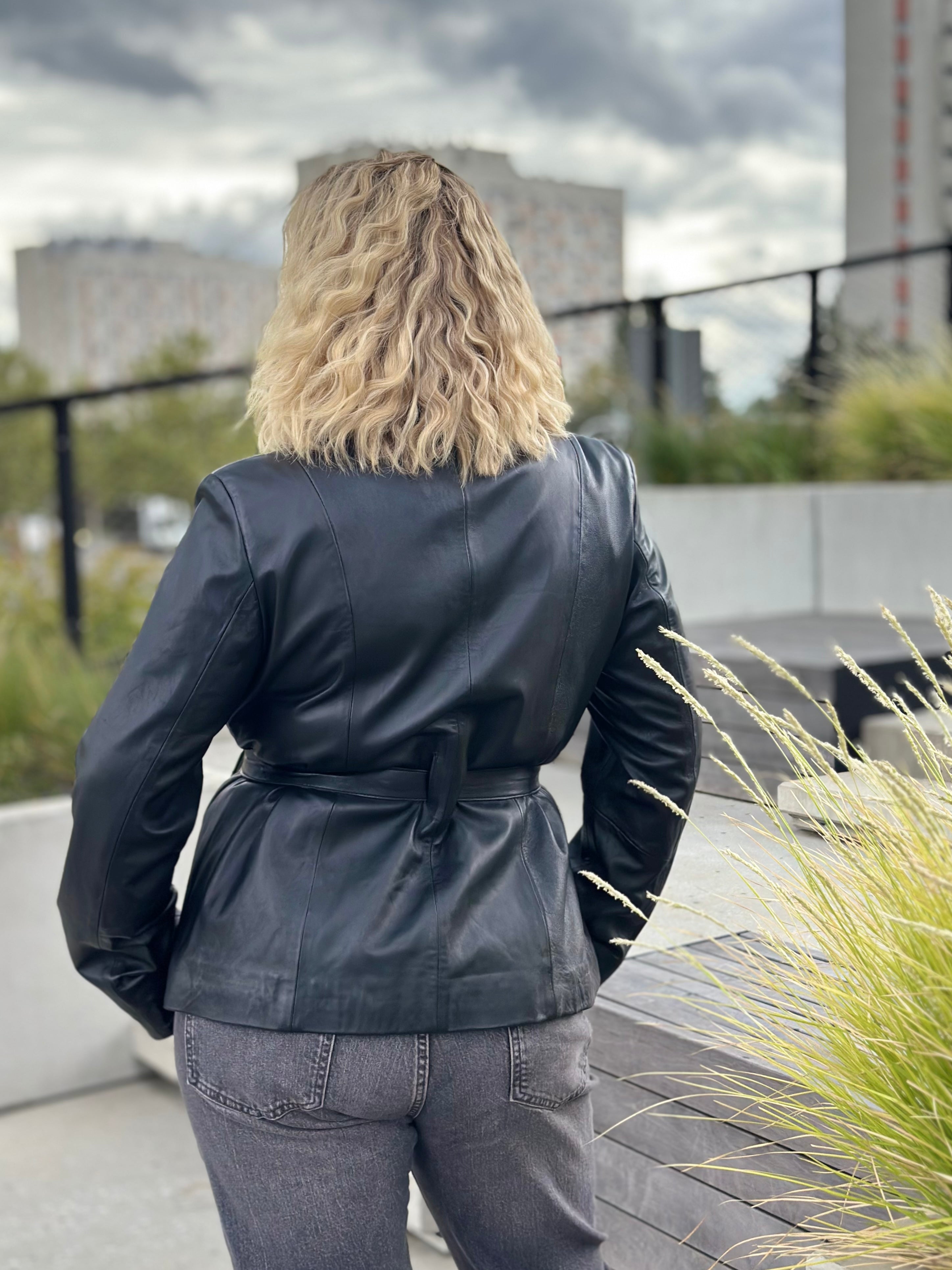 Wydłużona kurtka z paskiem z gładkiej