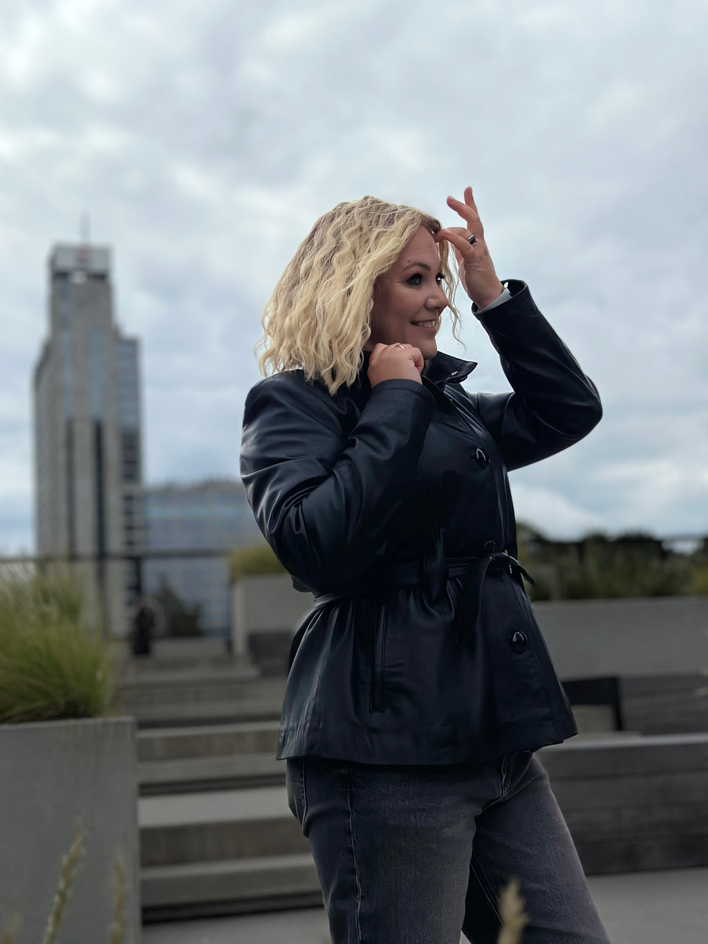 Wydłużona kurtka z paskiem z gładkiej