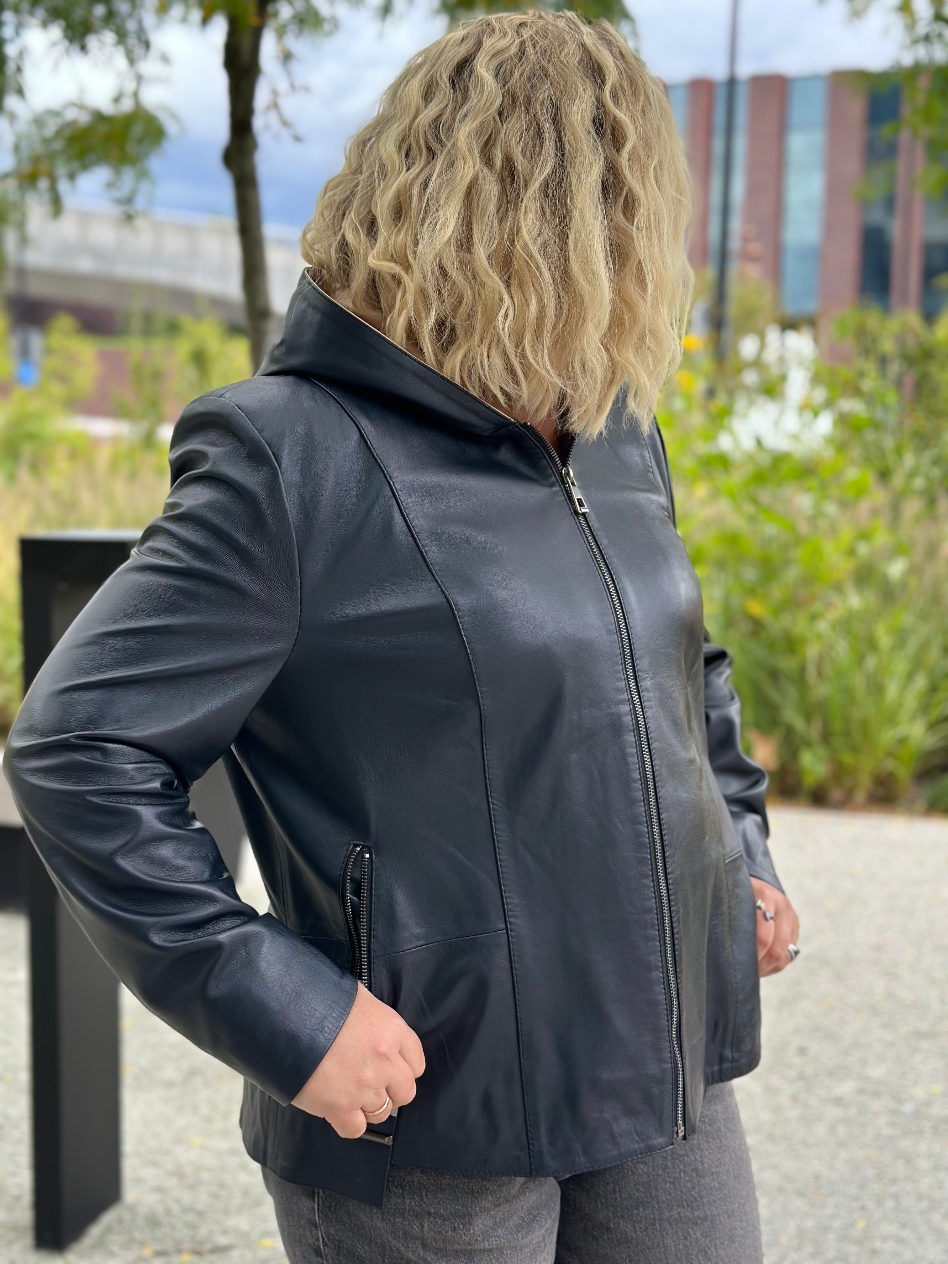 Wydłużona kurtka z paskiem