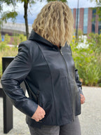 Granatowa kurtka skórzana z kapturem