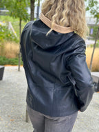 Granatowa kurtka skórzana z kapturem