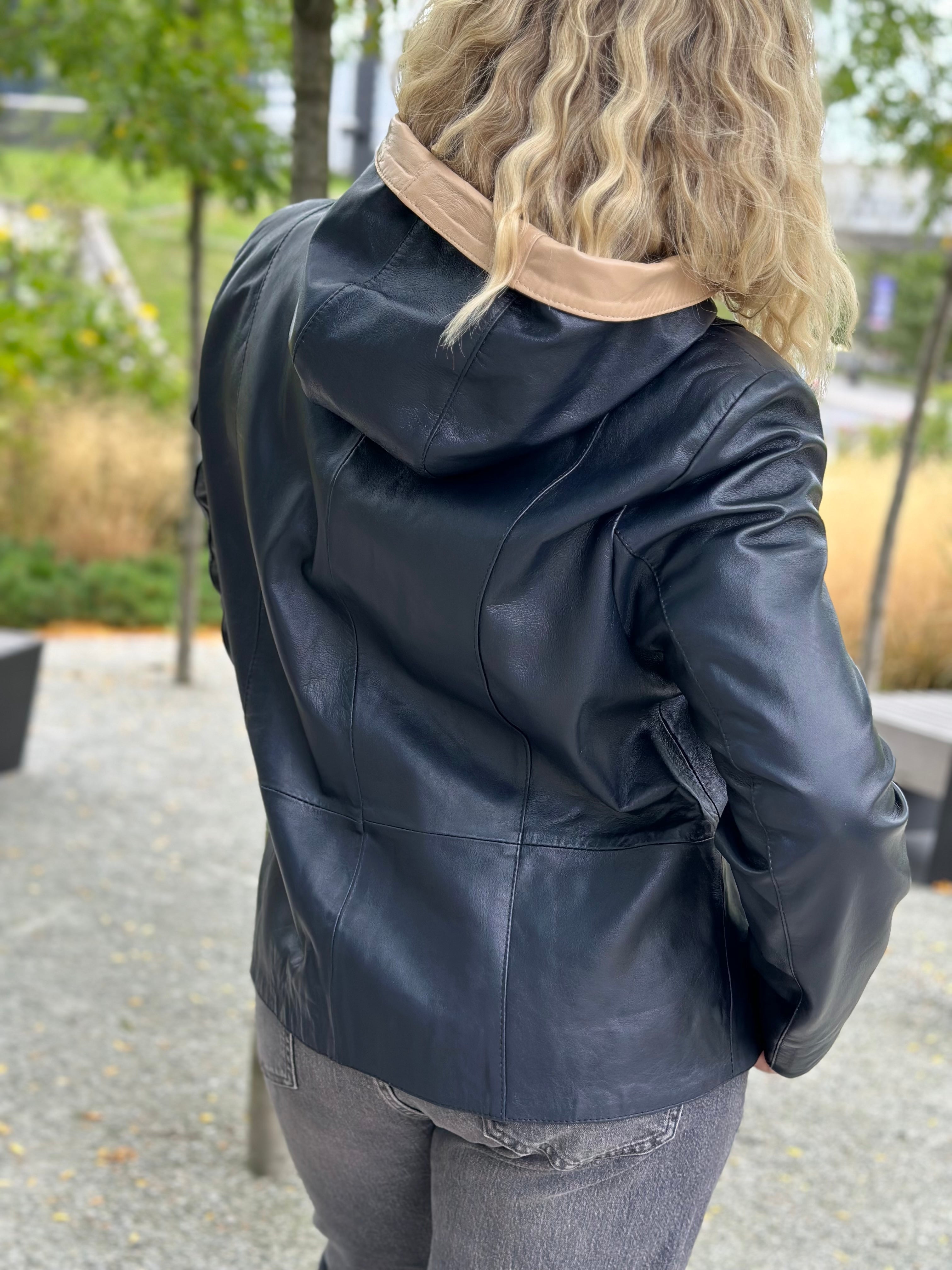 Granatowa kurtka skórzana z kapturem