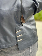 Granatowa kurtka skórzana z kapturem