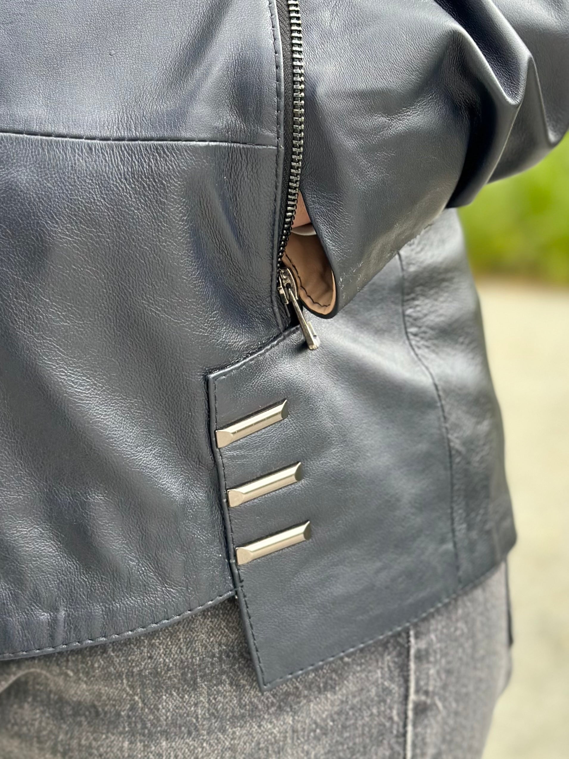 Granatowa kurtka skórzana z kapturem