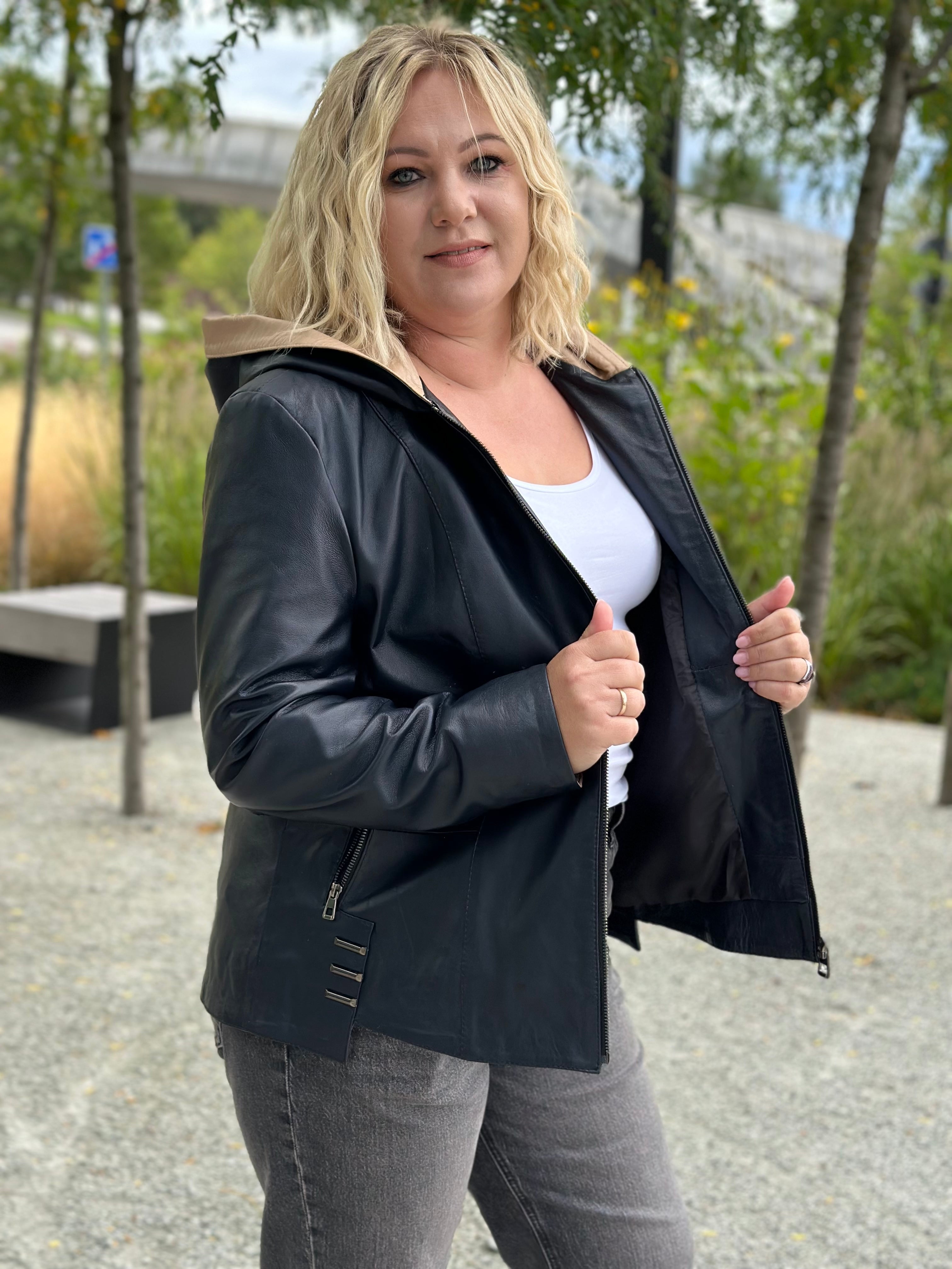 Granatowa kurtka skórzana z kapturem