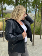 Granatowa kurtka skórzana z kapturem