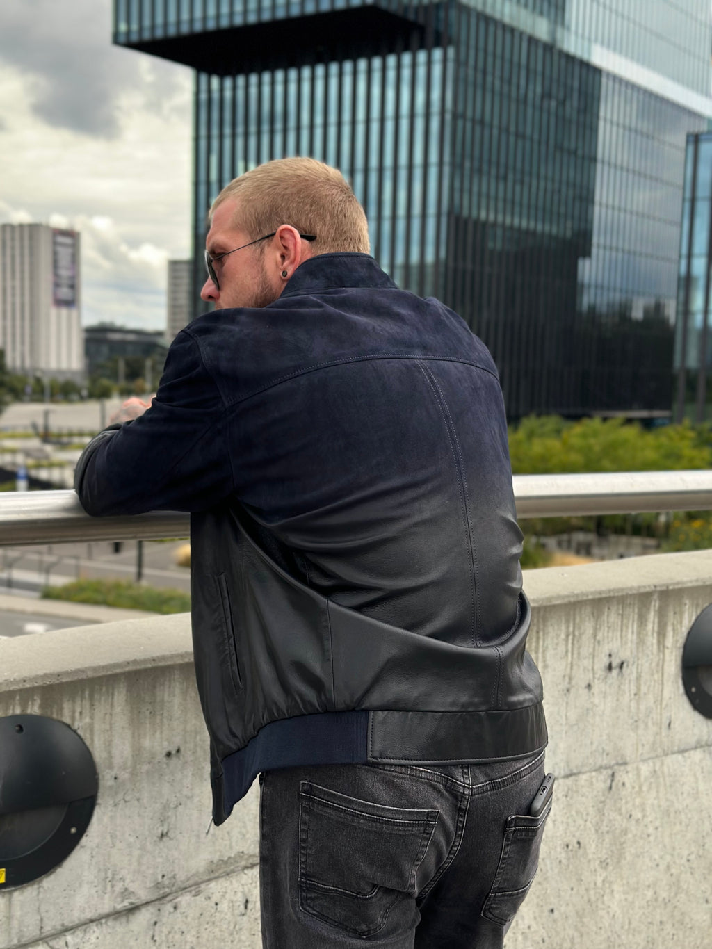 Kurtka męska w kolorze głębokiego granatu