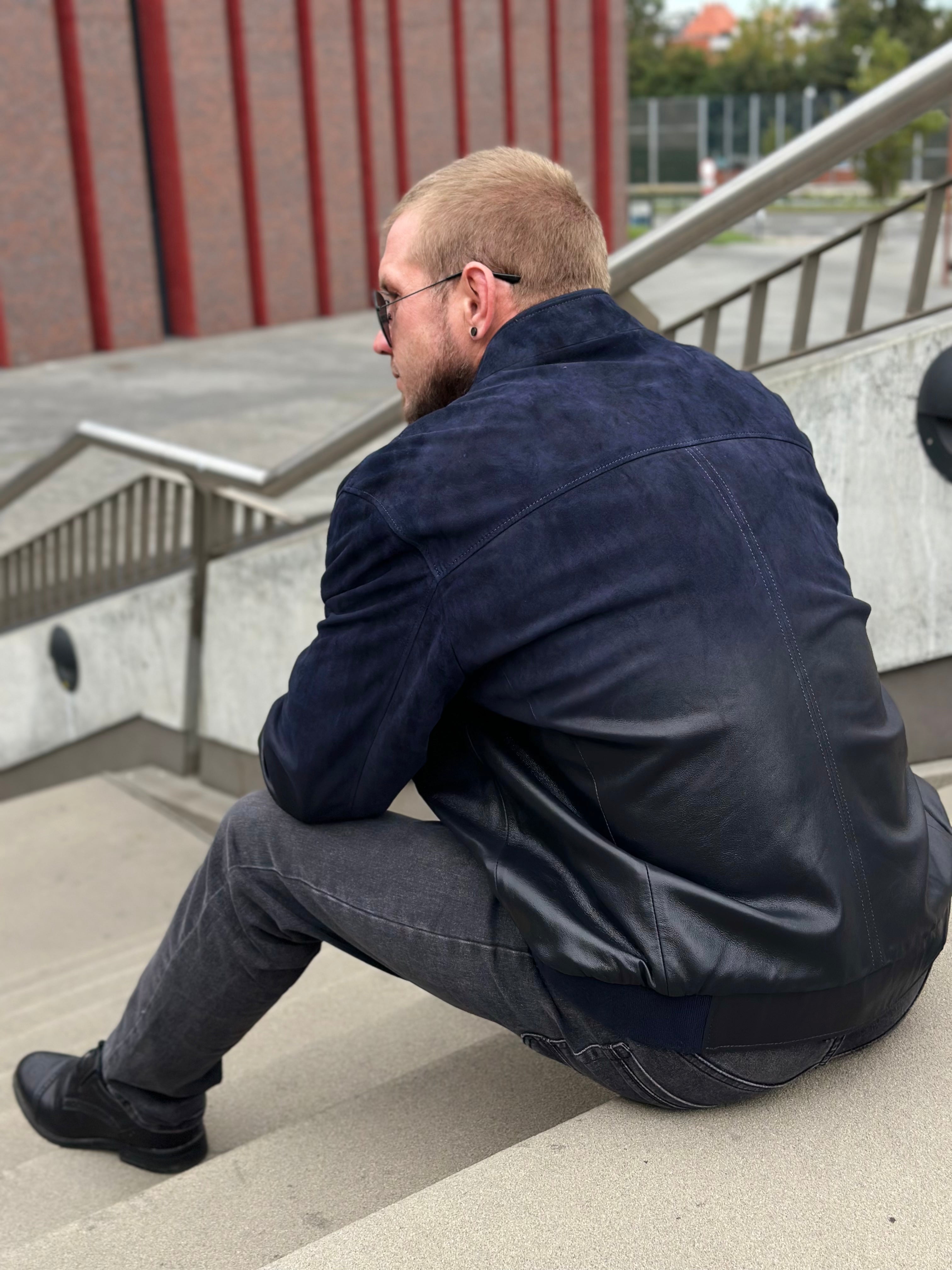 Kurtka męska w kolorze głębokiego granatu