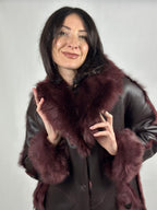 Bordowy damski kożuch z futrzanym kołnierzem