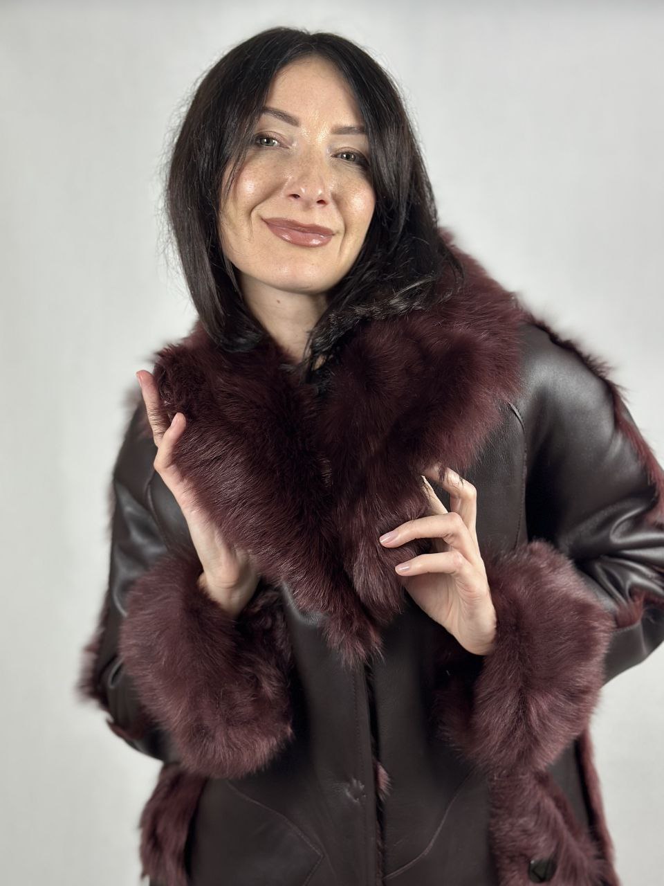 Bordowy damski kożuch z futrzanym kołnierzem