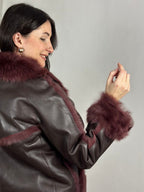 Bordowy damski kożuch z futrzanym kołnierzem