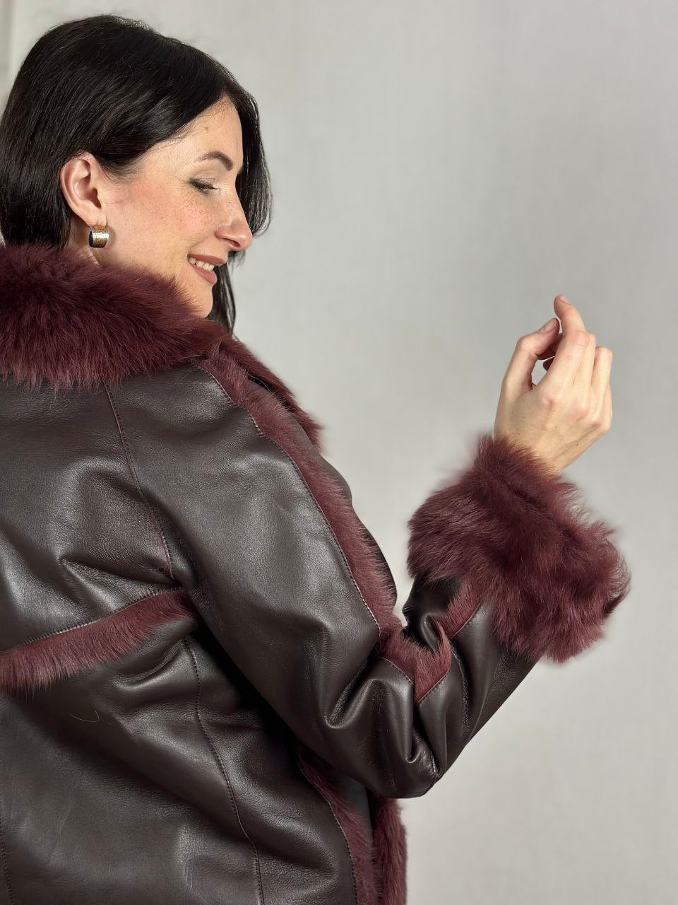 Bordowy damski kożuch z futrzanym kołnierzem