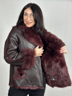 Bordowy damski kożuch z futrzanym kołnierzem