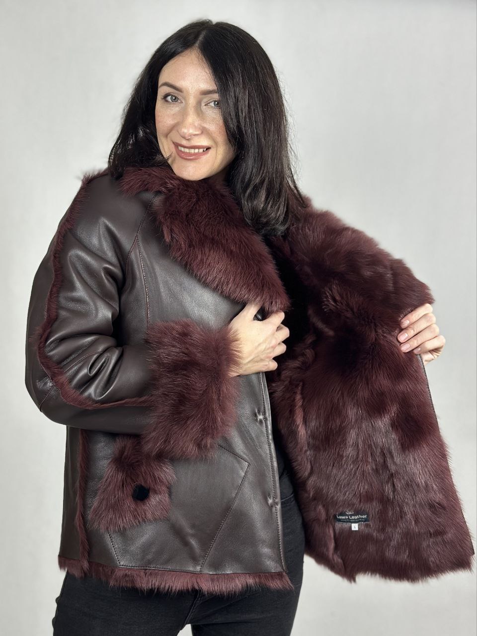 Bordowy damski kożuch z futrzanym kołnierzem