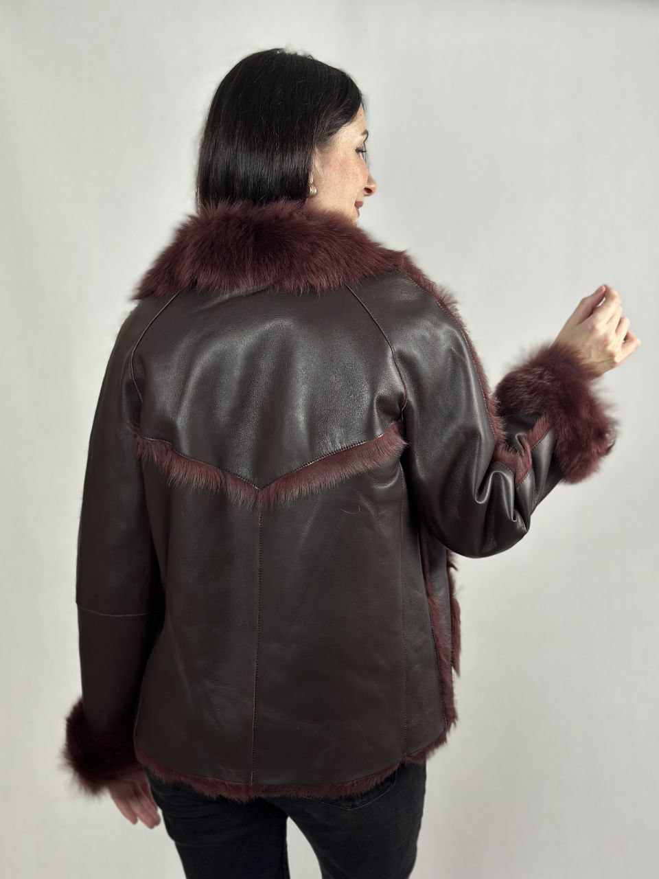 Bordowy damski kożuch z futrzanym kołnierzem