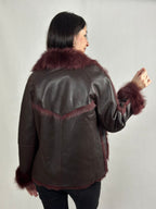 Bordowy damski kożuch z futrzanym kołnierzem