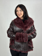 Bordowy damski kożuch z futrzanym kołnierzem