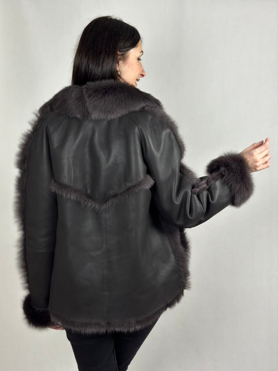 Brązowy kożuch damski z futrzanym kołnierzem