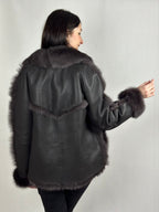 Brązowy kożuch damski z futrzanym kołnierzem