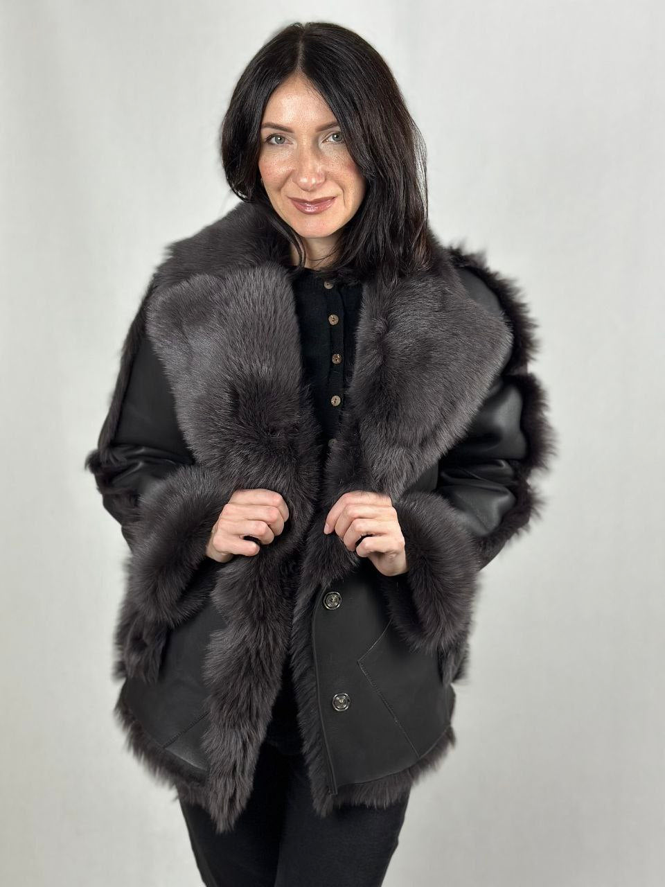 Brązowy kożuch damski z futrzanym kołnierzem