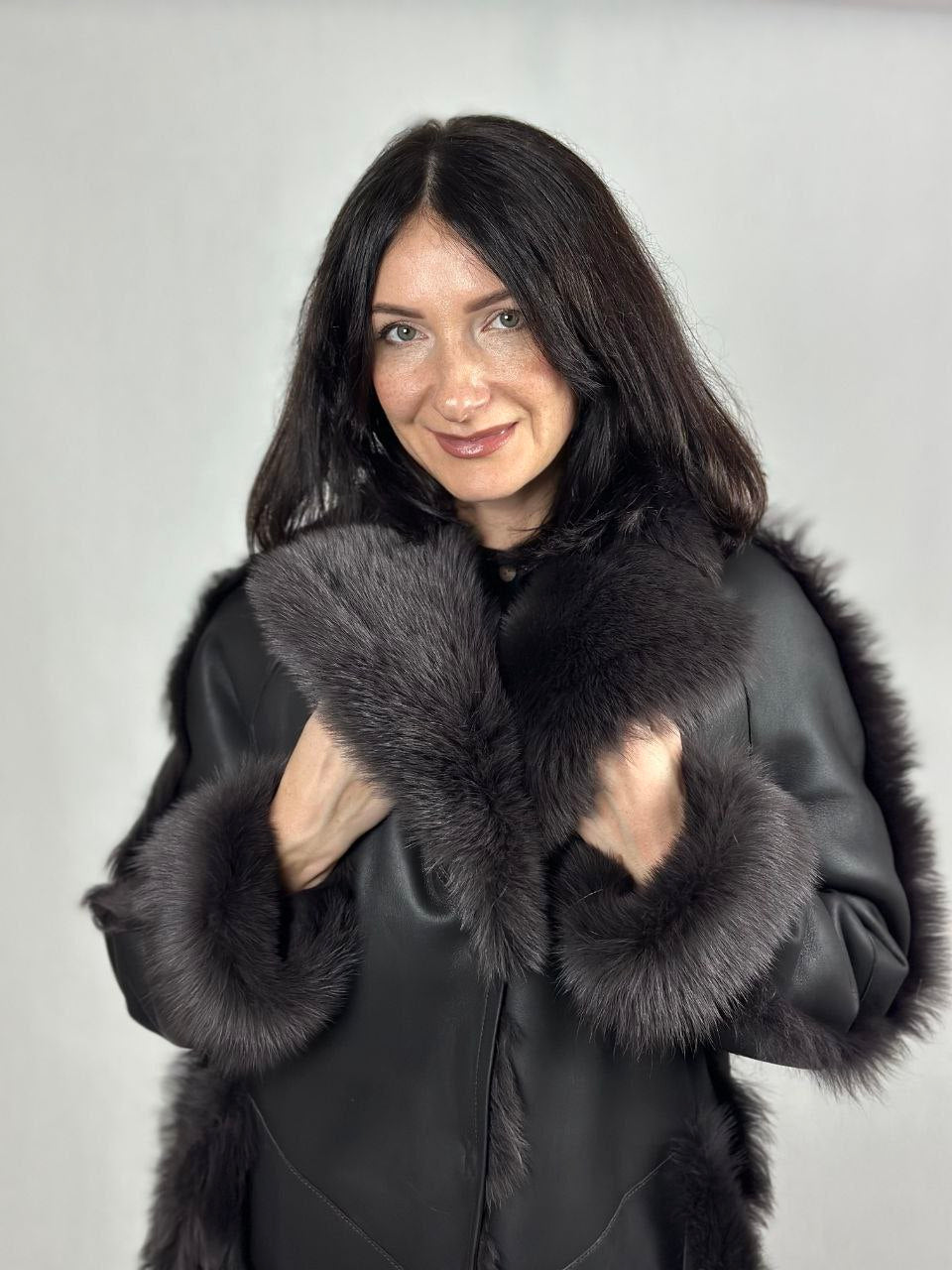 Brązowy kożuch damski z futrzanym kołnierzem