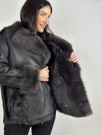 Brązowy kożuch damski z futrzanym kołnierzem