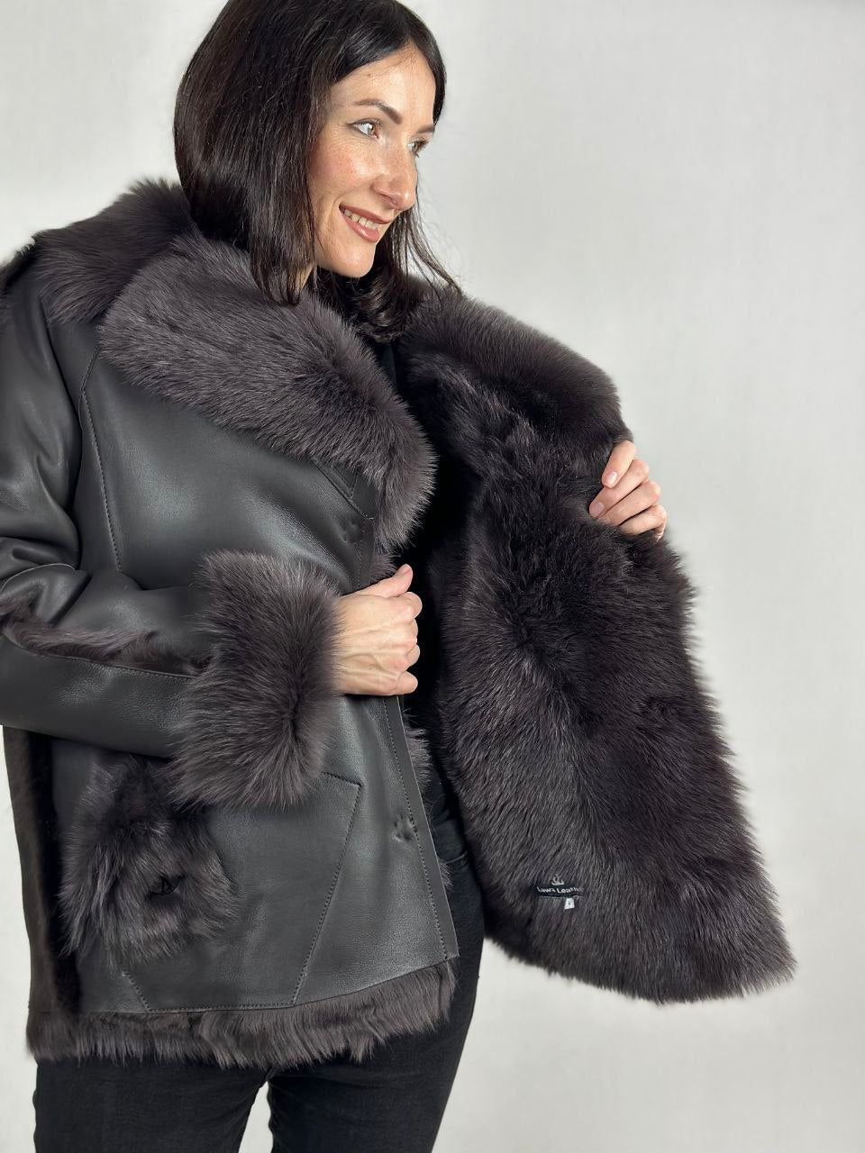 Brązowy kożuch damski z futrzanym kołnierzem