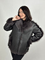 Brązowy kożuch damski z futrzanym kołnierzem