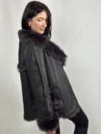 Brązowy kożuch damski z futrzanym kołnierzem