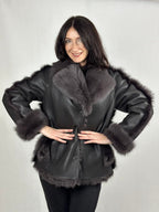 Brązowy kożuch damski z futrzanym kołnierzem