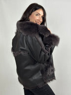 Brązowy kożuch damski z futrzanym kołnierzem